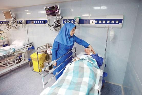 مسئولان برای دلگرمی پرستاران حداقلهای معیشتی را فراهم کنند