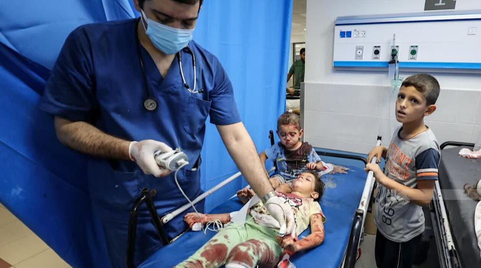 پرستاران در محکومیت کشتار کودکان و کارکنان بهداشت و درمان فلسطینی تجمع میکنند