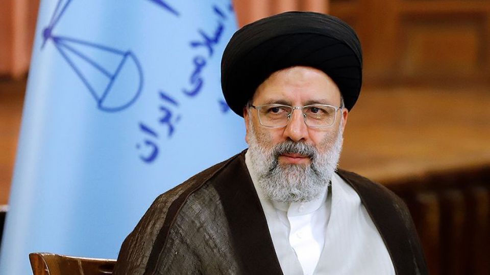 کادر درمان و پرستاران ما با روحیه بسیجی به یاری مردم برخاسته اند