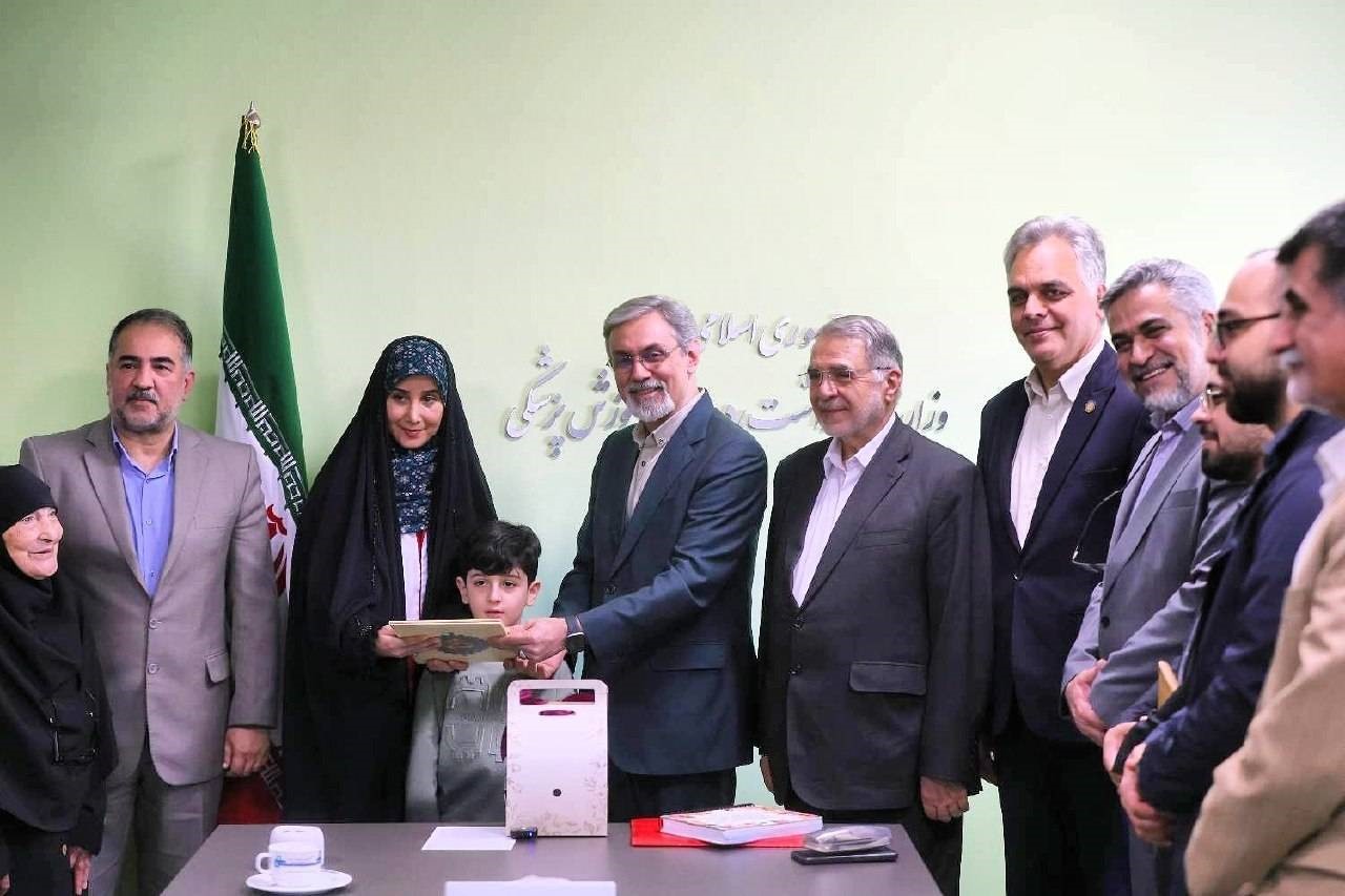تجلیل از پرستار فداکار بیمارستان خاتم‌الانبیاء(ص)