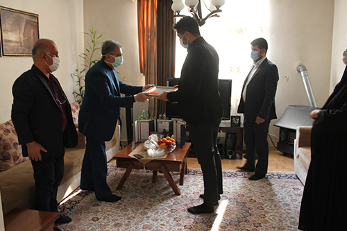 دکتر میرزابیگی با خانواده شهید مدافع سلامت دیدار کرد