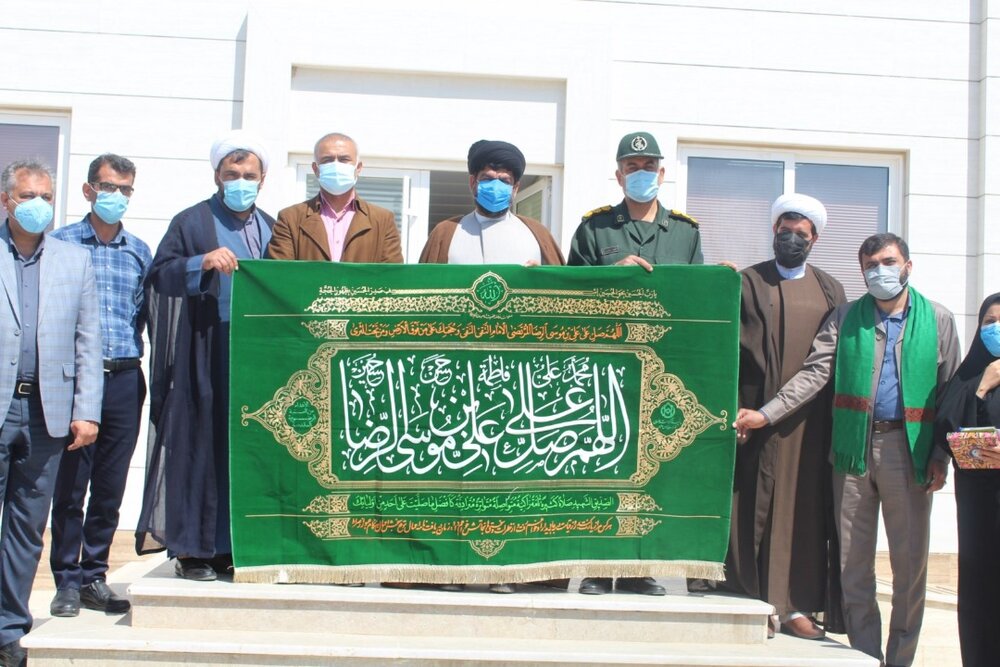 پرچم متبرک آستان قدس رضوی به مدافعان سلامت گناوه اهدا شد